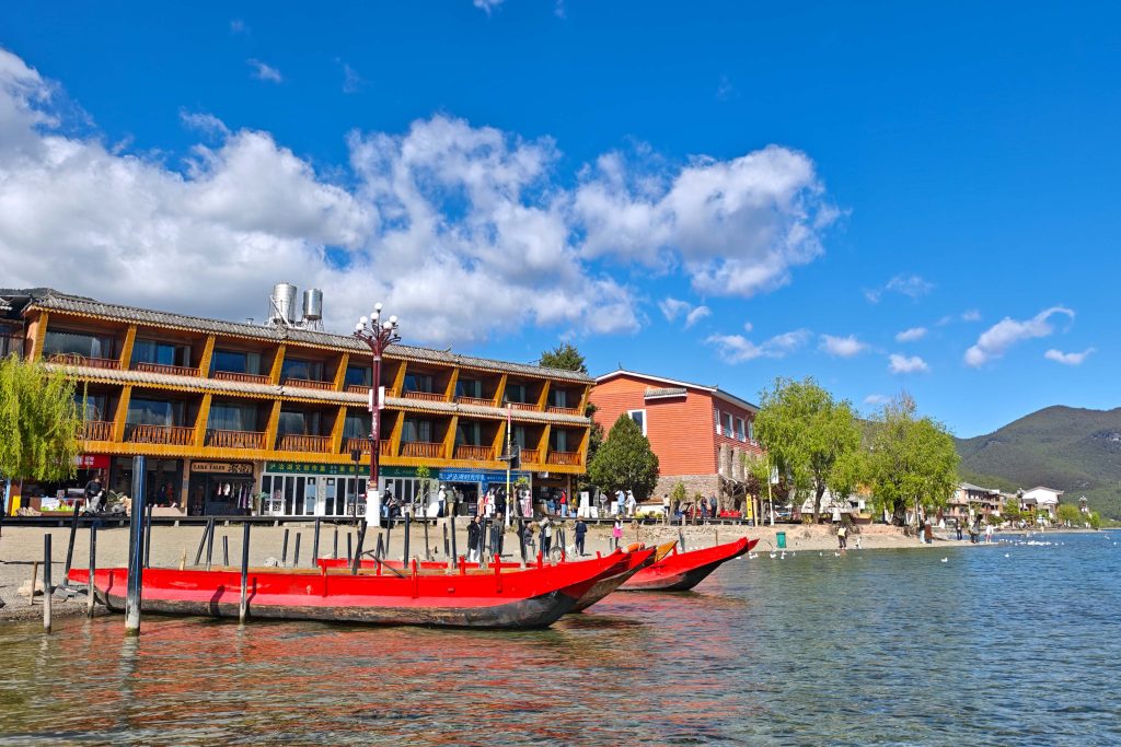 瀘沽湖豬槽船|與海鷗、女神山、夫妻樹的晨光悄悄話:一趟浪漫走婚文化的深度體驗 瀘沽湖豬槽船|與海鷗、女神山、夫妻樹的晨光悄悄話:一趟浪漫走婚文化的深度體驗 @去旅行新聞網