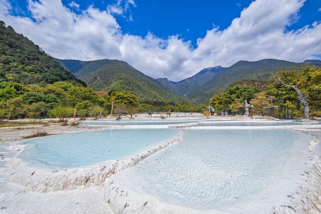 探訪雲南絕美秘境!香格里拉白水台,納西東巴聖地的仙人遺田 探訪雲南絕美秘境!香格里拉白水台,納西東巴聖地的仙人遺田 @去旅行新聞網
