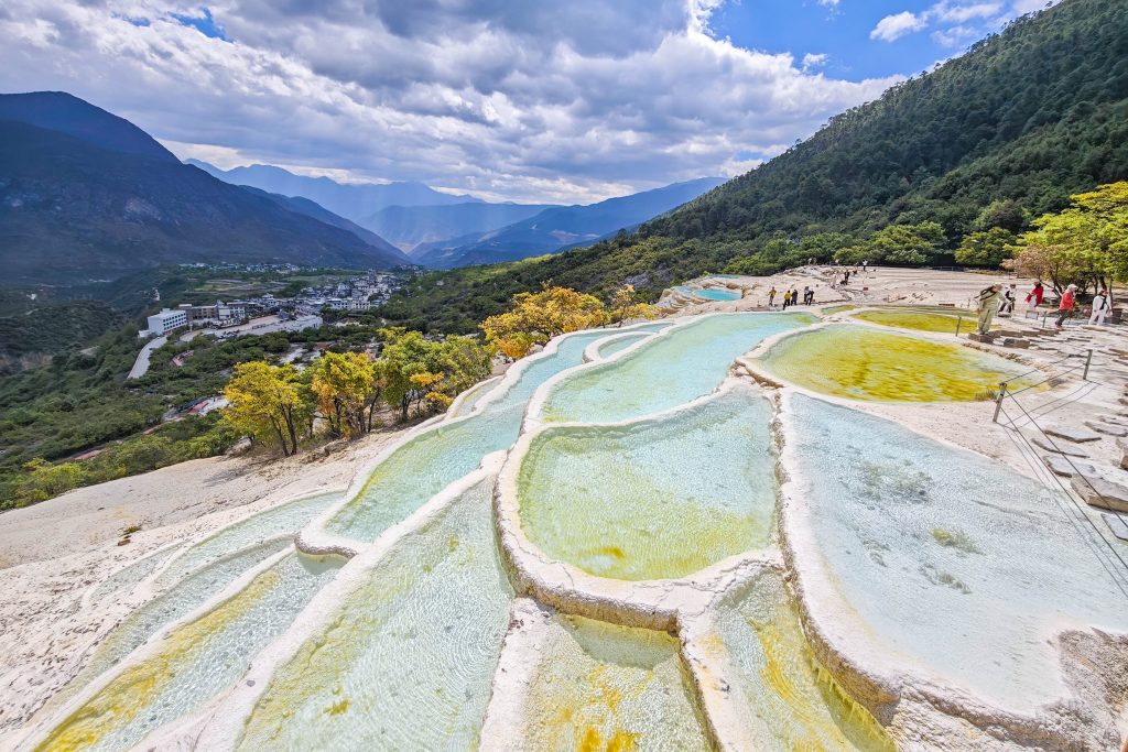 探訪雲南絕美秘境!香格里拉白水台,納西東巴聖地的仙人遺田 探訪雲南絕美秘境!香格里拉白水台,納西東巴聖地的仙人遺田 @去旅行新聞網