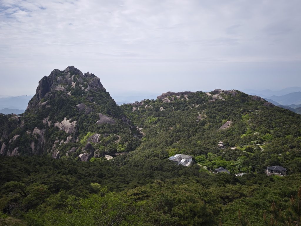 2026 黃山旅遊紀實|兩天一夜詳細行程——北大門纜車上、始信峰、猴子觀海、丹霞峰日出、光明頂、迎客松 2026 黃山旅遊紀實|兩天一夜詳細行程——北大門纜車上、始信峰、猴子觀海、丹霞峰日出、光明頂、迎客松 @去旅行新聞網