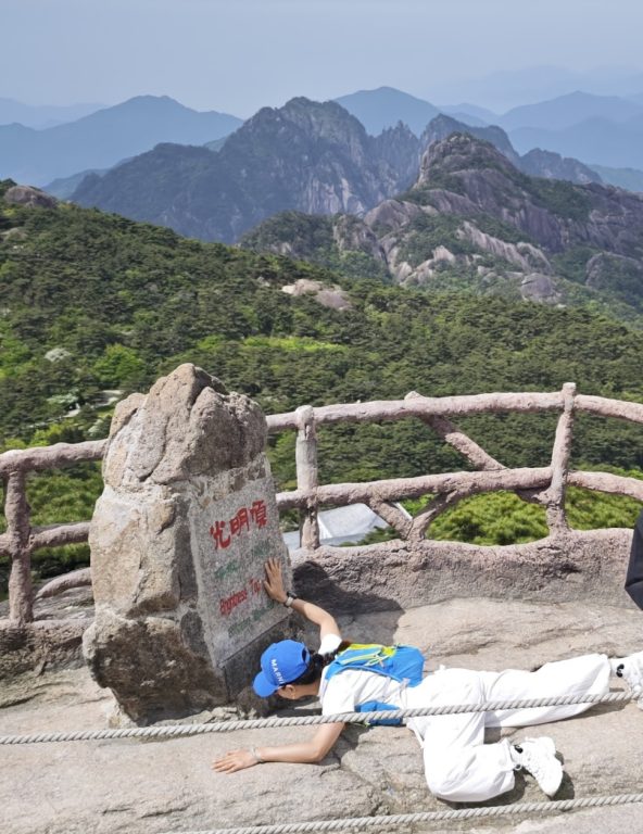 2026 黃山旅遊紀實|兩天一夜詳細行程——北大門纜車上、始信峰、猴子觀海、丹霞峰日出、光明頂、迎客松 2026 黃山旅遊紀實|兩天一夜詳細行程——北大門纜車上、始信峰、猴子觀海、丹霞峰日出、光明頂、迎客松 @去旅行新聞網