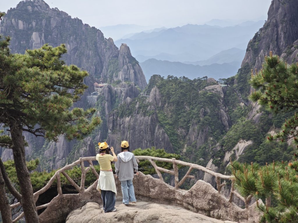 2026 黃山旅遊紀實|兩天一夜詳細行程——北大門纜車上、始信峰、猴子觀海、丹霞峰日出、光明頂、迎客松 2026 黃山旅遊紀實|兩天一夜詳細行程——北大門纜車上、始信峰、猴子觀海、丹霞峰日出、光明頂、迎客松 @去旅行新聞網
