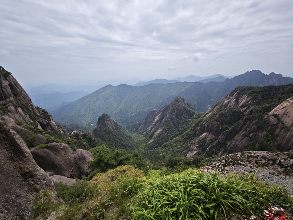 2026 黃山旅遊紀實|兩天一夜詳細行程——北大門纜車上、始信峰、猴子觀海、丹霞峰日出、光明頂、迎客松 2026 黃山旅遊紀實|兩天一夜詳細行程——北大門纜車上、始信峰、猴子觀海、丹霞峰日出、光明頂、迎客松 @去旅行新聞網