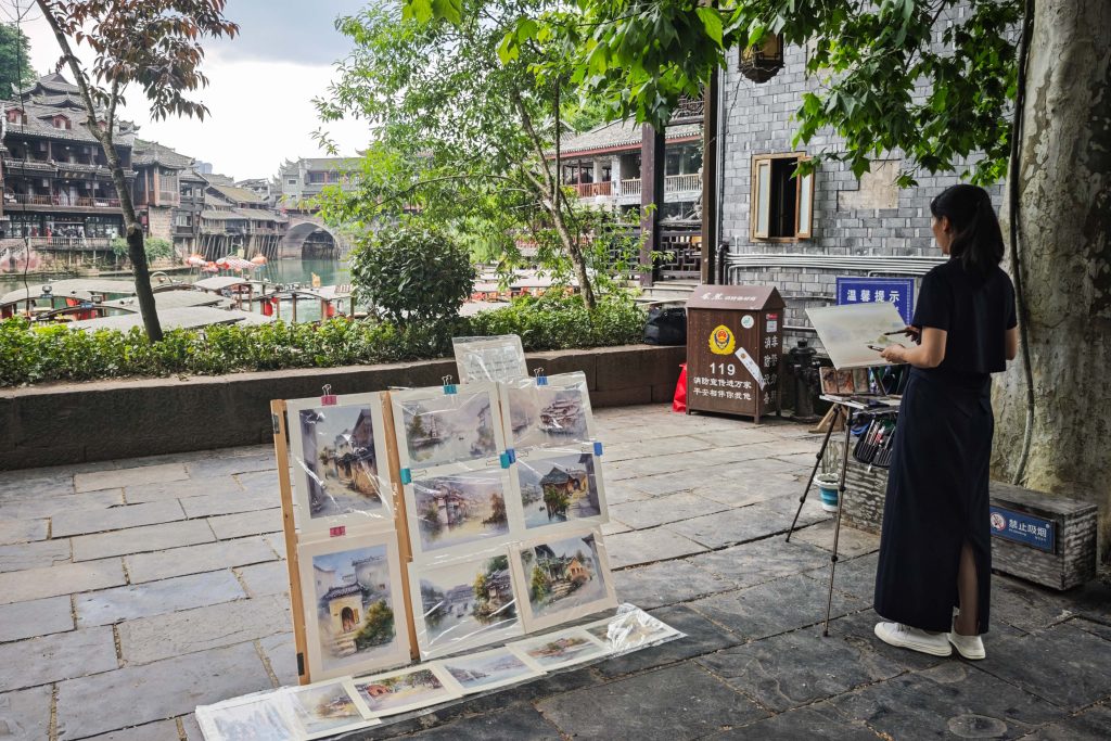 鳳凰古城:從鏡頭到心靈的千年時光旅行!📸 舊夢新顏,古韻與煙火的完美交織! 鳳凰古城:從鏡頭到心靈的千年時光旅行!📸 舊夢新顏,古韻與煙火的完美交織! @去旅行新聞網