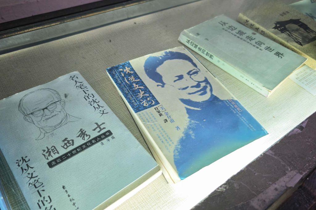 鳳凰古城:從鏡頭到心靈的千年時光旅行!📸 舊夢新顏,古韻與煙火的完美交織! 鳳凰古城:從鏡頭到心靈的千年時光旅行!📸 舊夢新顏,古韻與煙火的完美交織! @去旅行新聞網