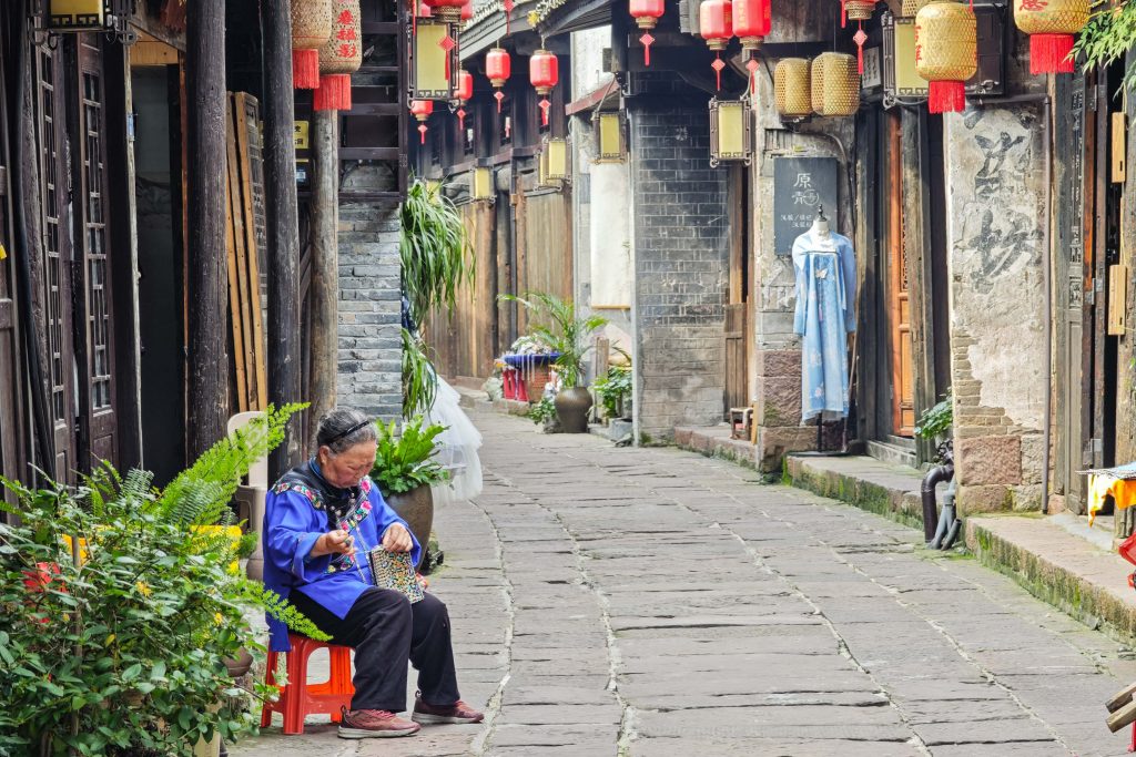 鳳凰古城:從鏡頭到心靈的千年時光旅行!📸 舊夢新顏,古韻與煙火的完美交織! 鳳凰古城:從鏡頭到心靈的千年時光旅行!📸 舊夢新顏,古韻與煙火的完美交織! @去旅行新聞網