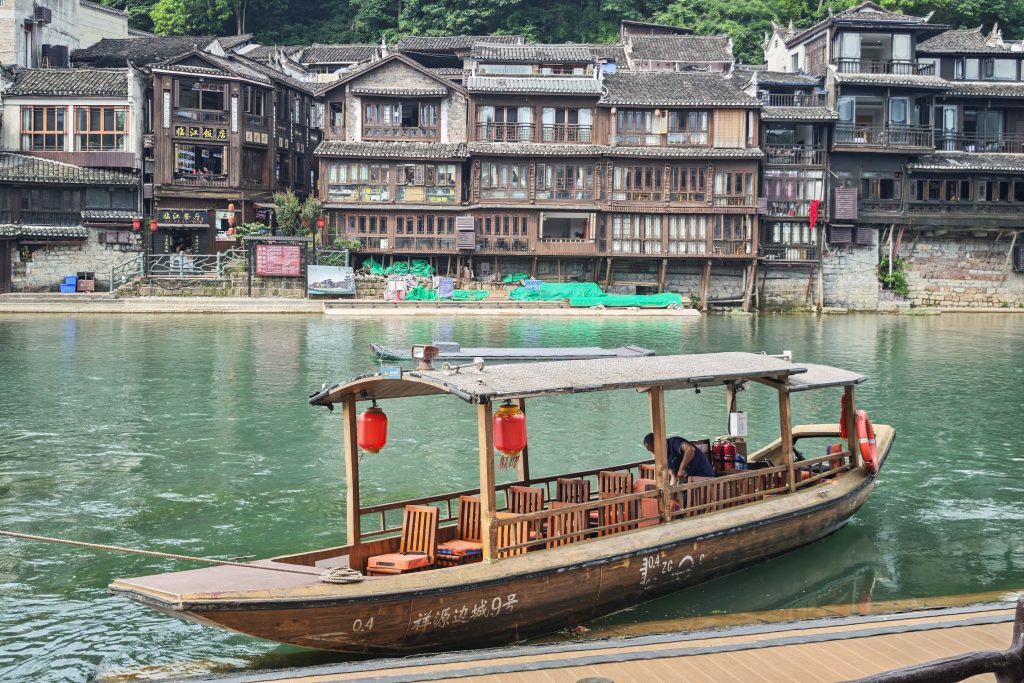 鳳凰古城:從鏡頭到心靈的千年時光旅行!📸 舊夢新顏,古韻與煙火的完美交織! 鳳凰古城:從鏡頭到心靈的千年時光旅行!📸 舊夢新顏,古韻與煙火的完美交織! @去旅行新聞網