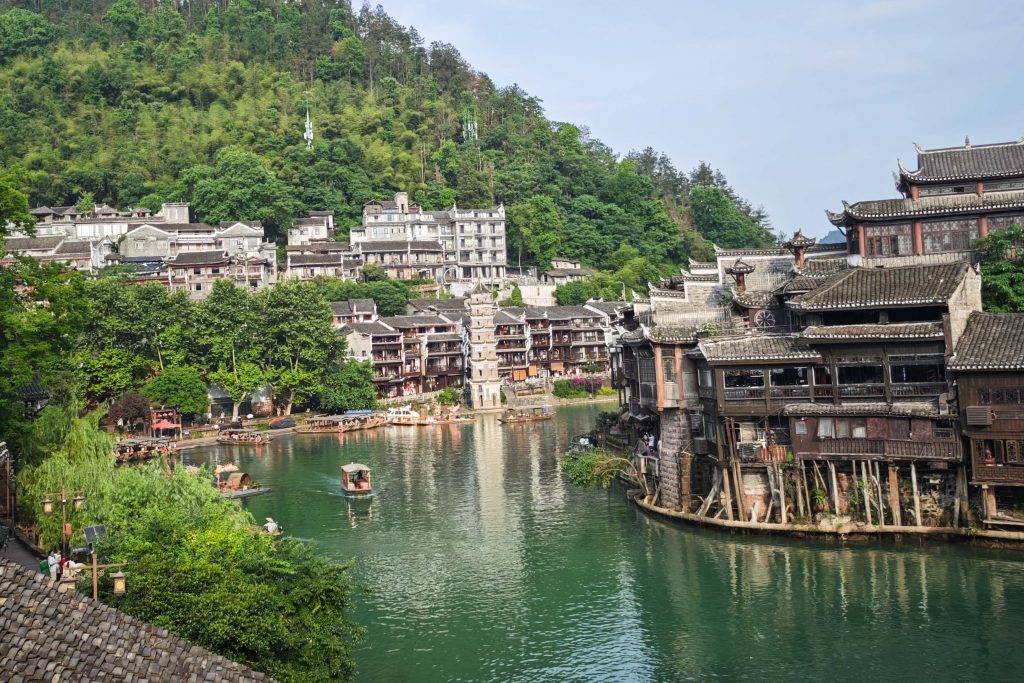 鳳凰古城:從鏡頭到心靈的千年時光旅行!📸 舊夢新顏,古韻與煙火的完美交織! 鳳凰古城:從鏡頭到心靈的千年時光旅行!📸 舊夢新顏,古韻與煙火的完美交織! @去旅行新聞網
