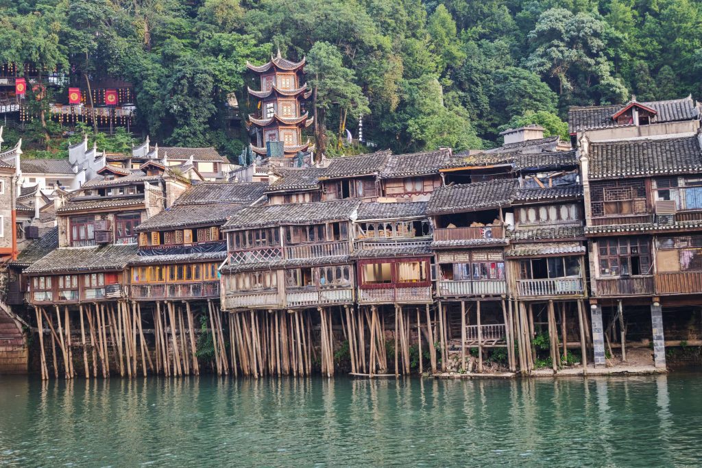 鳳凰古城:從鏡頭到心靈的千年時光旅行!📸 舊夢新顏,古韻與煙火的完美交織! 鳳凰古城:從鏡頭到心靈的千年時光旅行!📸 舊夢新顏,古韻與煙火的完美交織! @去旅行新聞網