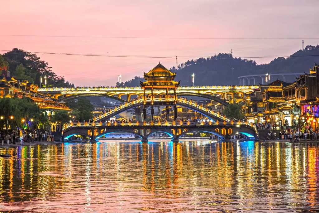 鳳凰古城:從鏡頭到心靈的千年時光旅行!📸 舊夢新顏,古韻與煙火的完美交織! 鳳凰古城:從鏡頭到心靈的千年時光旅行!📸 舊夢新顏,古韻與煙火的完美交織! @去旅行新聞網