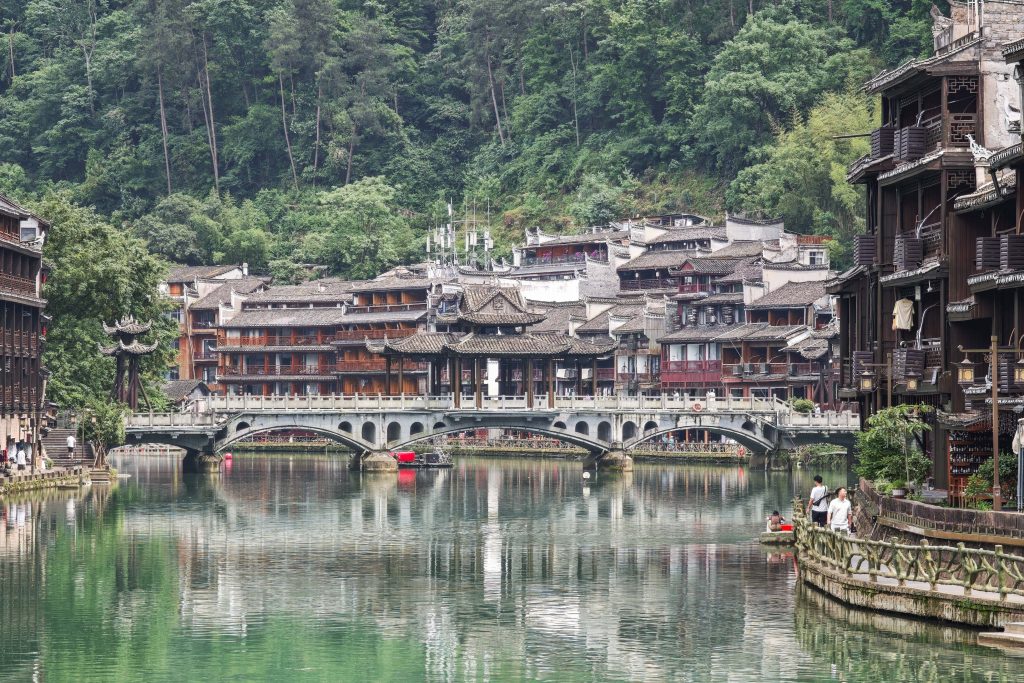 鳳凰古城:從鏡頭到心靈的千年時光旅行!📸 舊夢新顏,古韻與煙火的完美交織! 鳳凰古城:從鏡頭到心靈的千年時光旅行!📸 舊夢新顏,古韻與煙火的完美交織! @去旅行新聞網