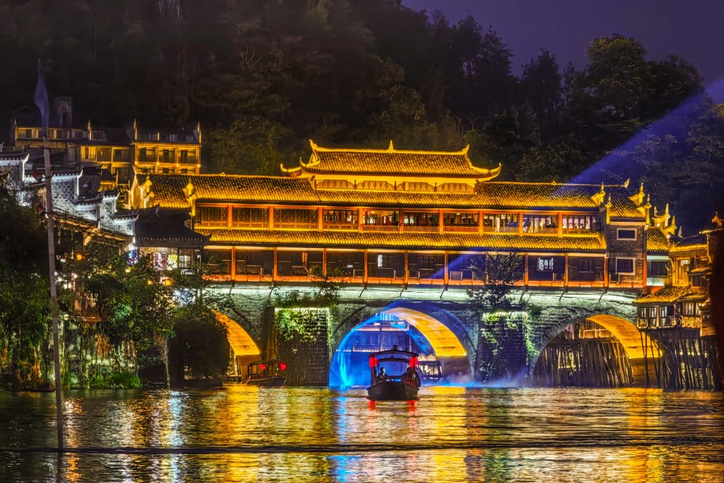 鳳凰古城:從鏡頭到心靈的千年時光旅行!📸 舊夢新顏,古韻與煙火的完美交織! 鳳凰古城:從鏡頭到心靈的千年時光旅行!📸 舊夢新顏,古韻與煙火的完美交織! @去旅行新聞網