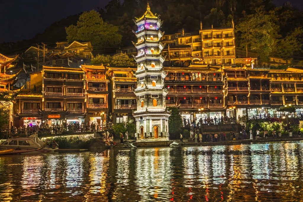 鳳凰古城:從鏡頭到心靈的千年時光旅行!📸 舊夢新顏,古韻與煙火的完美交織! 鳳凰古城:從鏡頭到心靈的千年時光旅行!📸 舊夢新顏,古韻與煙火的完美交織! @去旅行新聞網