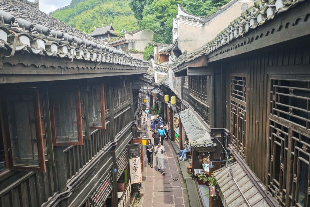 鳳凰古城:從鏡頭到心靈的千年時光旅行!📸 舊夢新顏,古韻與煙火的完美交織! 鳳凰古城:從鏡頭到心靈的千年時光旅行!📸 舊夢新顏,古韻與煙火的完美交織! @去旅行新聞網