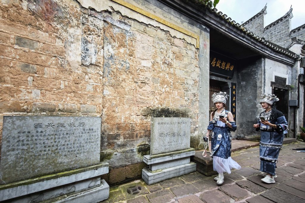 鳳凰古城:從鏡頭到心靈的千年時光旅行!📸 舊夢新顏,古韻與煙火的完美交織! 鳳凰古城:從鏡頭到心靈的千年時光旅行!📸 舊夢新顏,古韻與煙火的完美交織! @去旅行新聞網