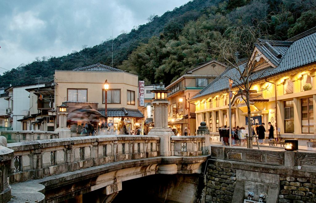 城崎溫泉溫泉街柳樹與石橋，日本關西兵庫縣代表性溫泉鄉