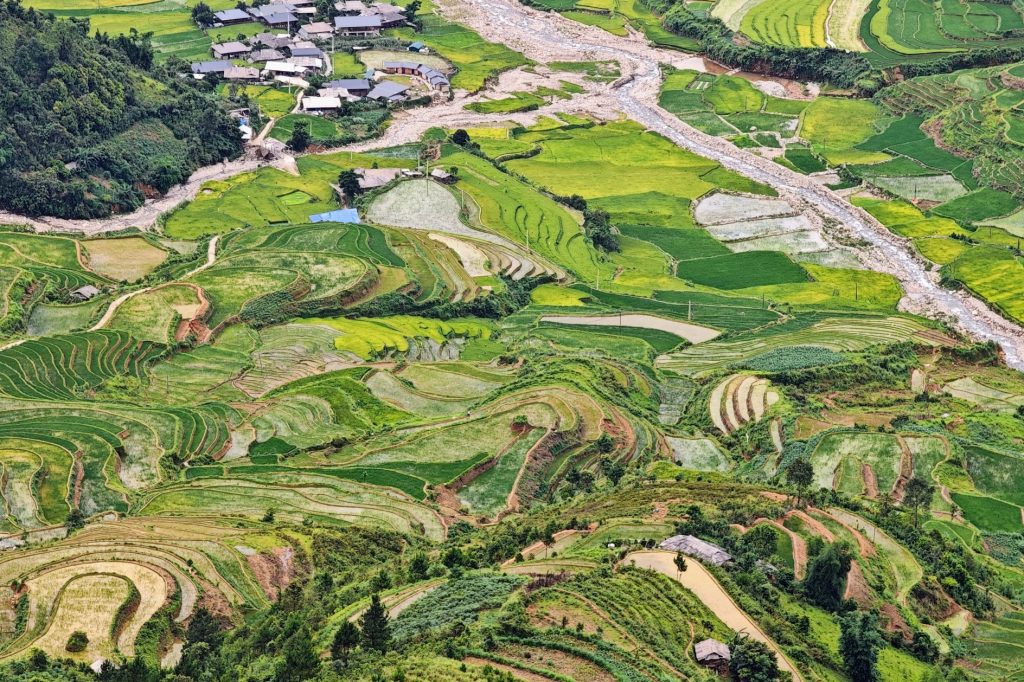 2026木江界悅柳渡假村開箱|北越梯田景觀飯店的極致體驗(設施/房型/餐飲全攻略) 木江界交通:從河內出發沿途的高山梯田風光
