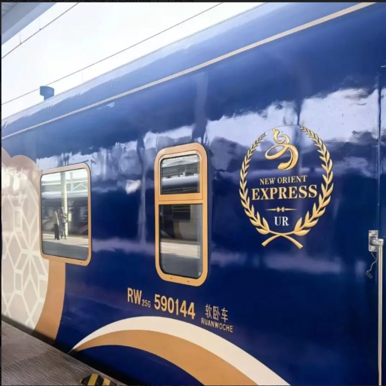 【2026 新東方快車】穿越南北疆的極致奢華之旅|金色山巒與千年古城的夢幻邂逅 【2026 新東方快車】穿越南北疆的極致奢華之旅|金色山巒與千年古城的夢幻邂逅 @去旅行新聞網