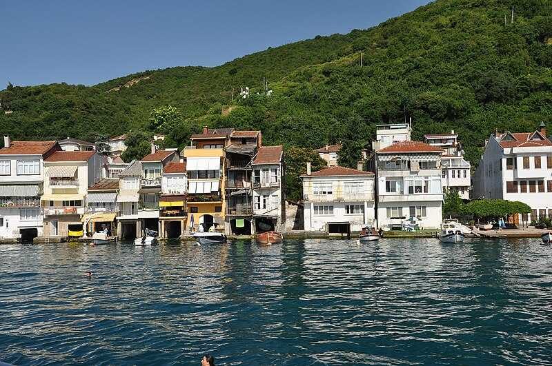 Anadolu Kavağı漁村全景|黑海入口小鎮的臨水建築與青山