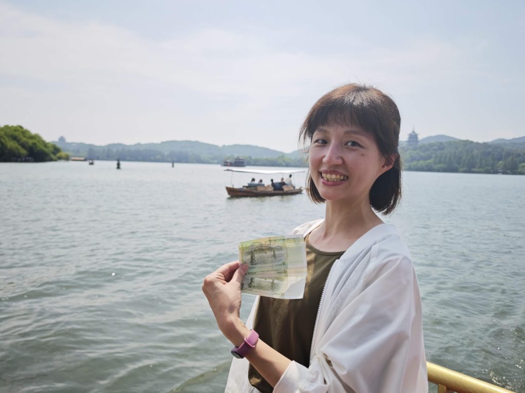杭州西湖遊船賞景,遠山古塔與湖光山色