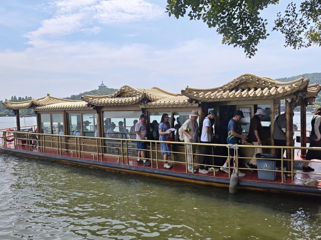 杭州西湖仿古遊船,遊客排隊登船遊湖
