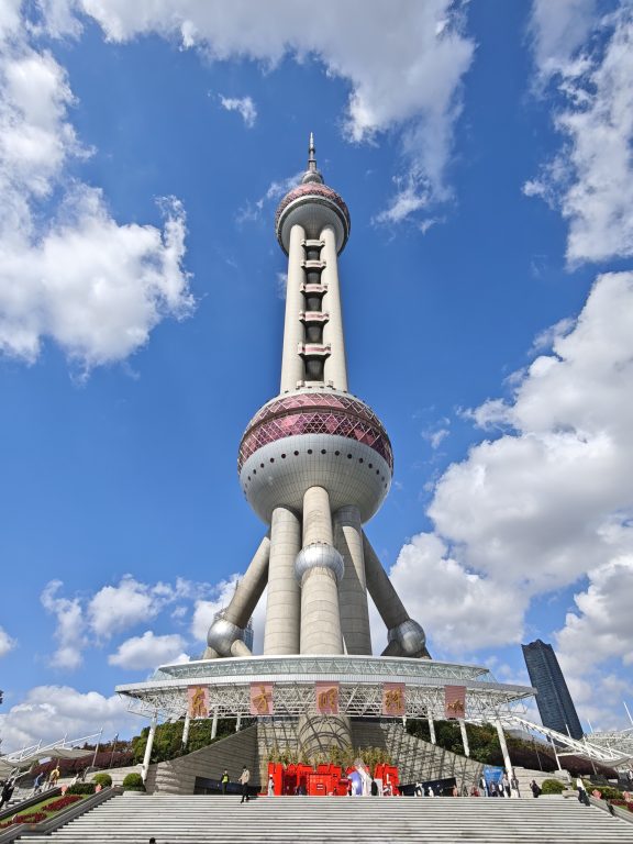 東方明珠塔全貌:低角度仰拍十一個大小球體串聯天際
