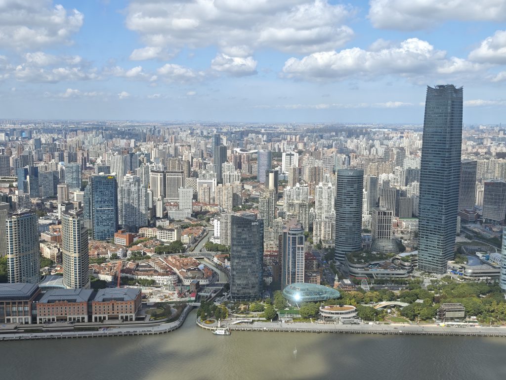 東方明珠塔觀光層俯瞰:陸家嘴摩天樓群與城市全景