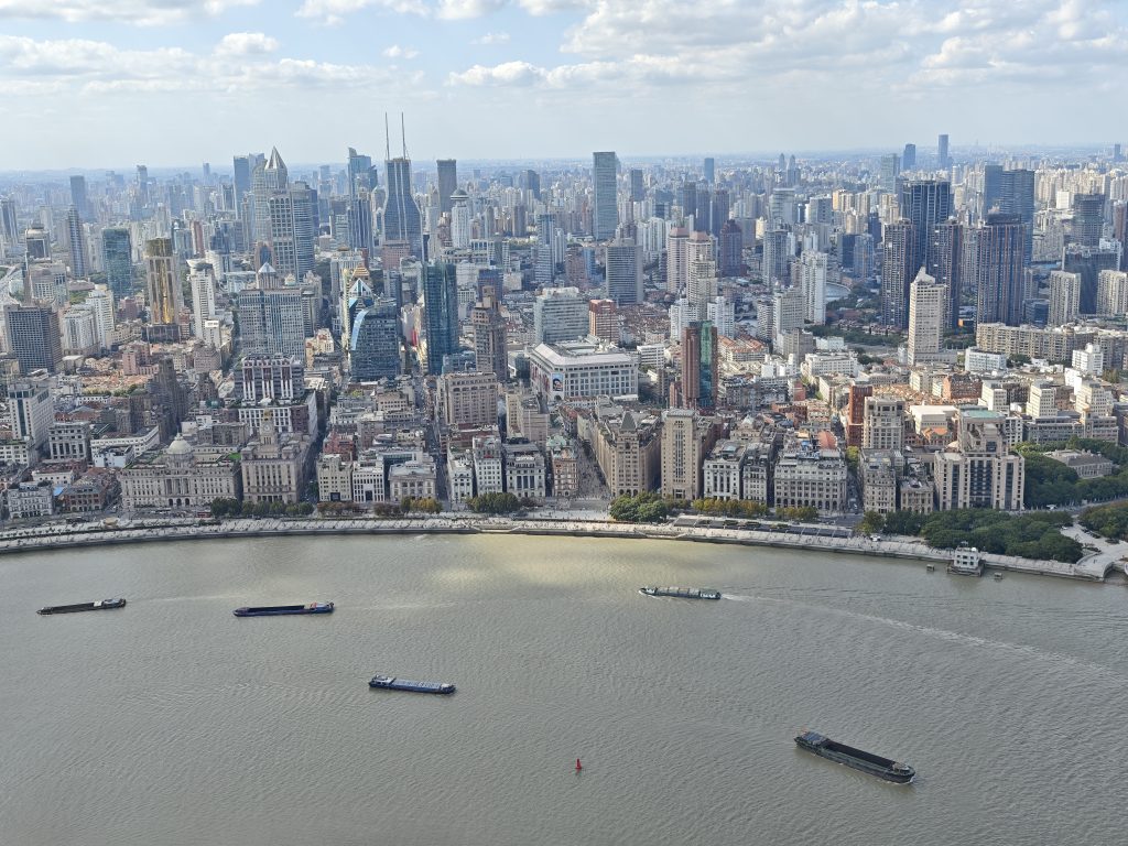 東方明珠塔263米觀光層俯瞰:黃浦江與外灘萬國建築群全景