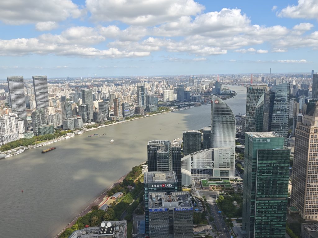 東方明珠塔高空俯瞰:黃浦江蜿蜒穿城與陸家嘴摩天大樓