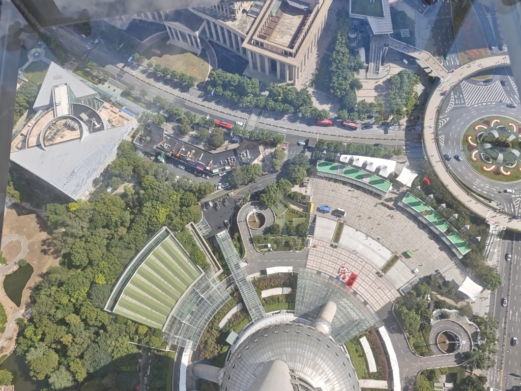 東方明珠塔觀光層俯瞰:陸家嘴環島與周邊城市規劃全貌