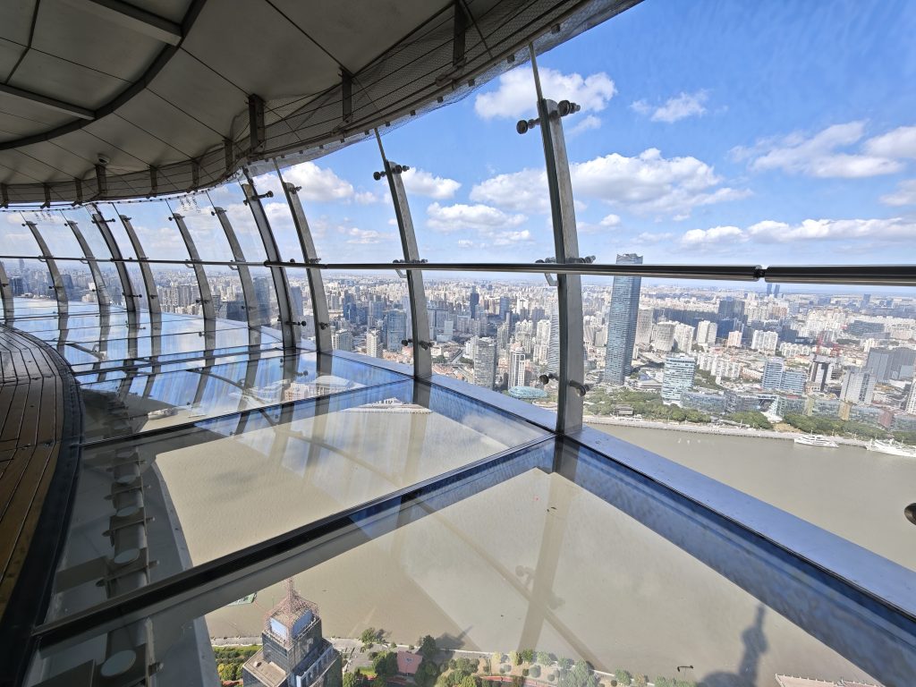 東方明珠塔259米全透明懸空觀光廊:玻璃地板俯瞰陸家嘴