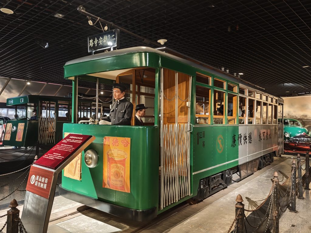 陳列館民國街景:復刻綠色有軌電車與蠟像人偶