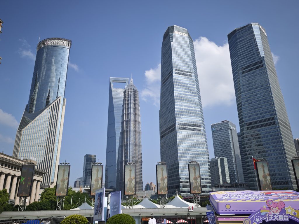 陸家嘴三件套:上海中心大廈金茂大廈摩天樓群仰拍