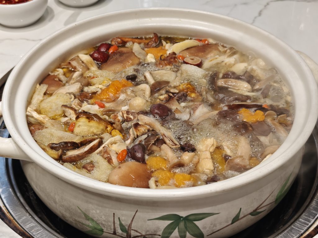 昆明野生菌火鍋食記｜滇菌臻彩雲南總店，菌菇火鍋+干巴菌炒飯+菌菇煎包，一鍋鮮掉眉毛 @去旅行新聞網
