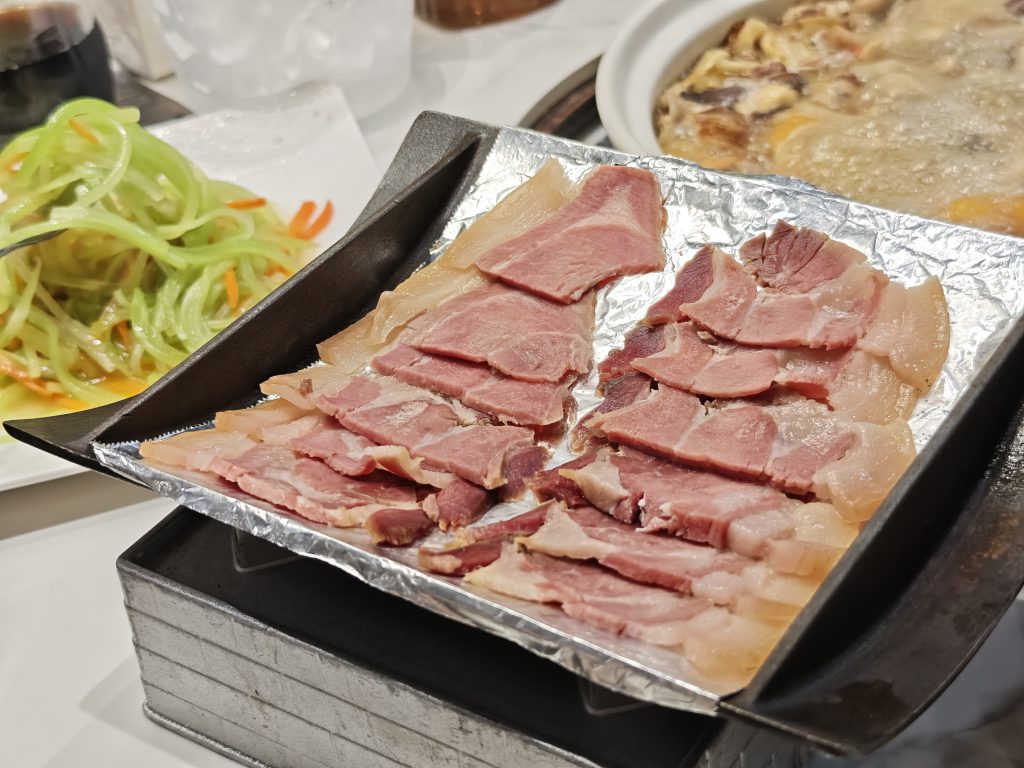 昆明野生菌火鍋食記｜滇菌臻彩雲南總店，菌菇火鍋+干巴菌炒飯+菌菇煎包，一鍋鮮掉眉毛 @去旅行新聞網