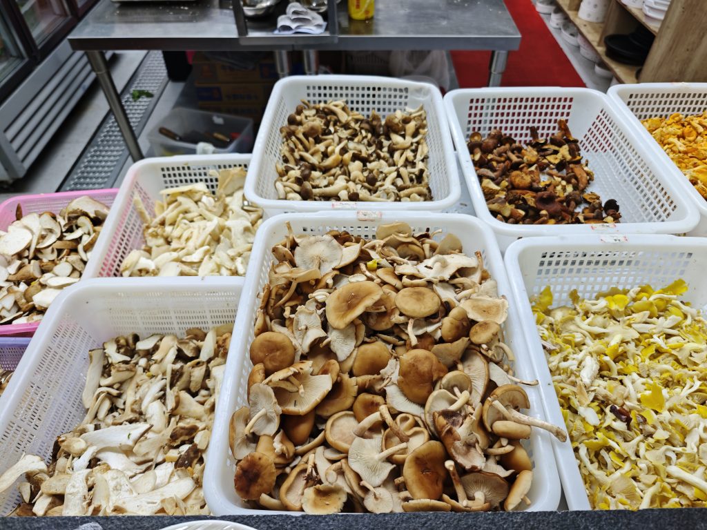 昆明野生菌火鍋食記｜滇菌臻彩雲南總店，菌菇火鍋+干巴菌炒飯+菌菇煎包，一鍋鮮掉眉毛 @去旅行新聞網