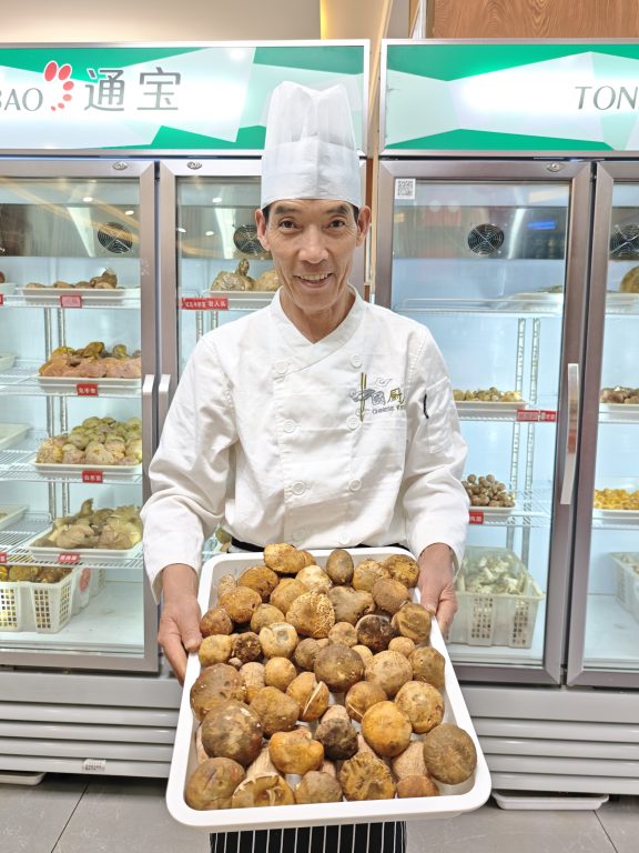 昆明野生菌火鍋食記｜滇菌臻彩雲南總店，菌菇火鍋+干巴菌炒飯+菌菇煎包，一鍋鮮掉眉毛 @去旅行新聞網