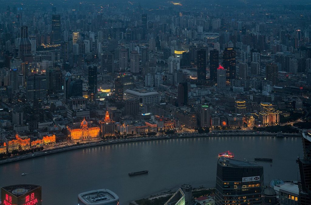 上海外灘藍調時刻全景,天空寶藍色兩岸燈光初亮