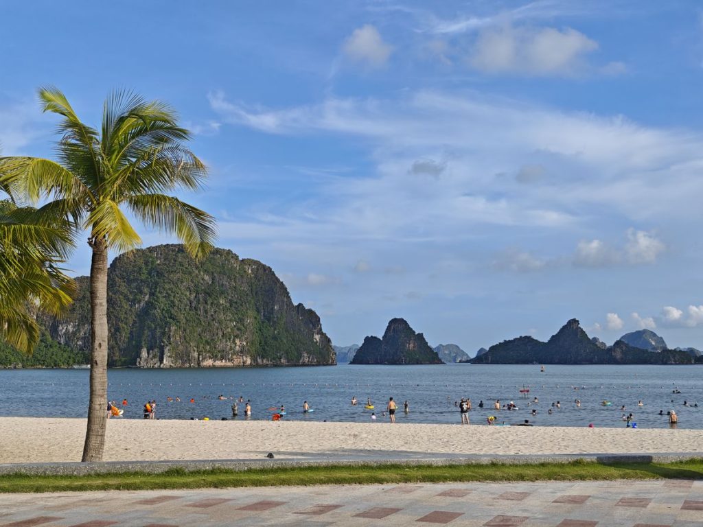 下龍市鴻基海灘（Hon Gai beach）｜免費人工白沙灘，飽覽下龍灣喀斯特美景 @去旅行新聞網