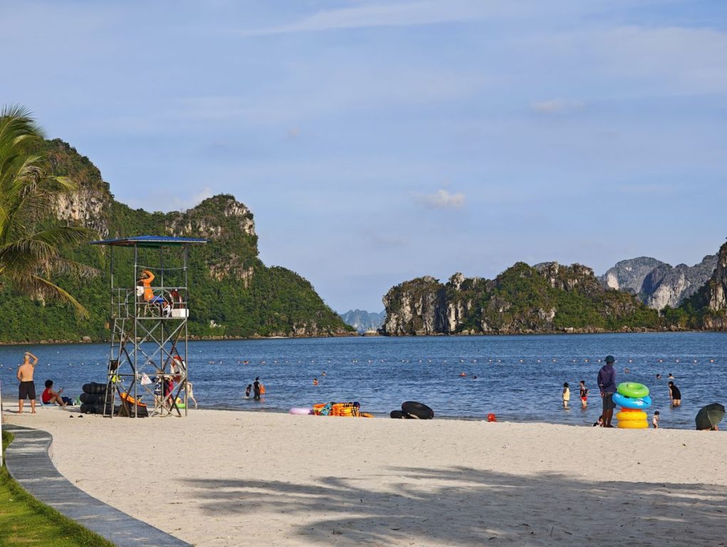下龍市鴻基海灘（Hon Gai beach）｜免費人工白沙灘，飽覽下龍灣喀斯特美景 @去旅行新聞網