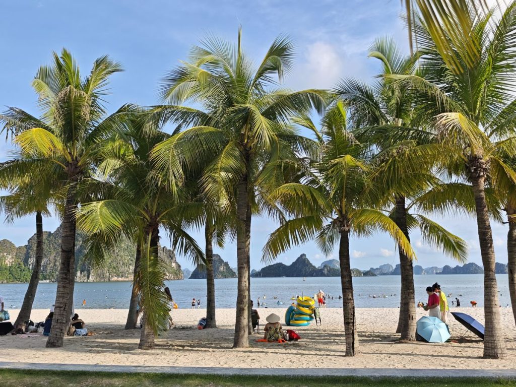 下龍市鴻基海灘（Hon Gai beach）｜免費人工白沙灘，飽覽下龍灣喀斯特美景 @去旅行新聞網