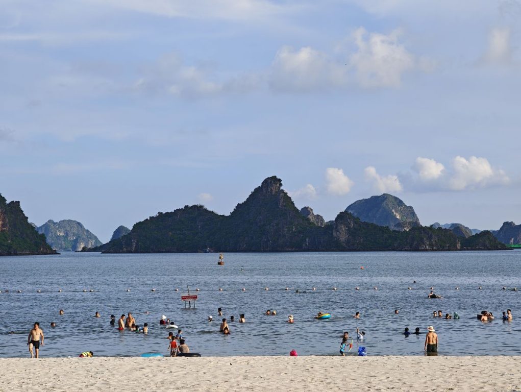 下龍市鴻基海灘（Hon Gai beach）｜免費人工白沙灘，飽覽下龍灣喀斯特美景 @去旅行新聞網