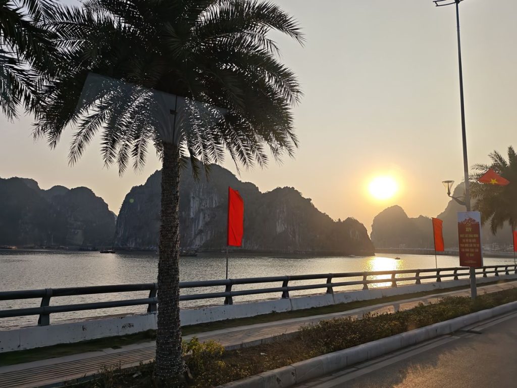 鴻基海灘傍晚夕陽——下龍灣喀斯特山峰剪影與金色水面
