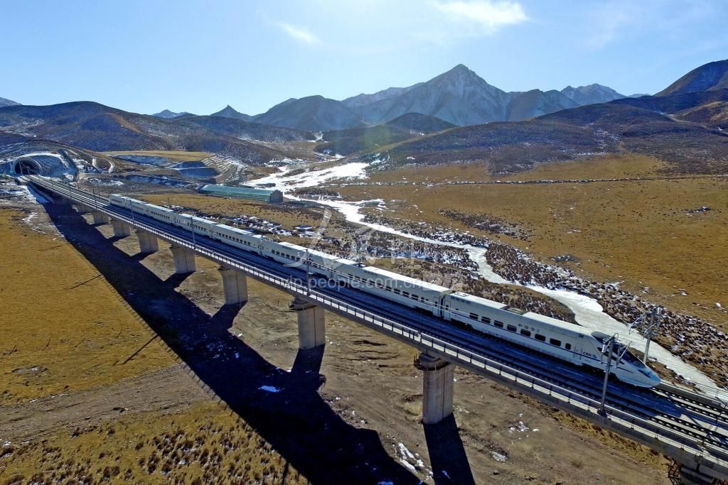蘭新高鐵動車組行駛在祁連山脈高架橋上