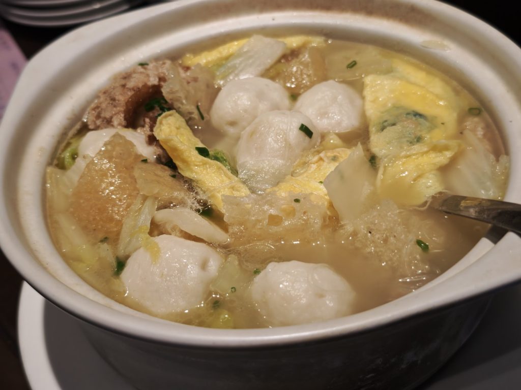 老正興三鮮砂鍋,奶白色湯底配魚丸蛋皮肉皮白菜,食材豐富