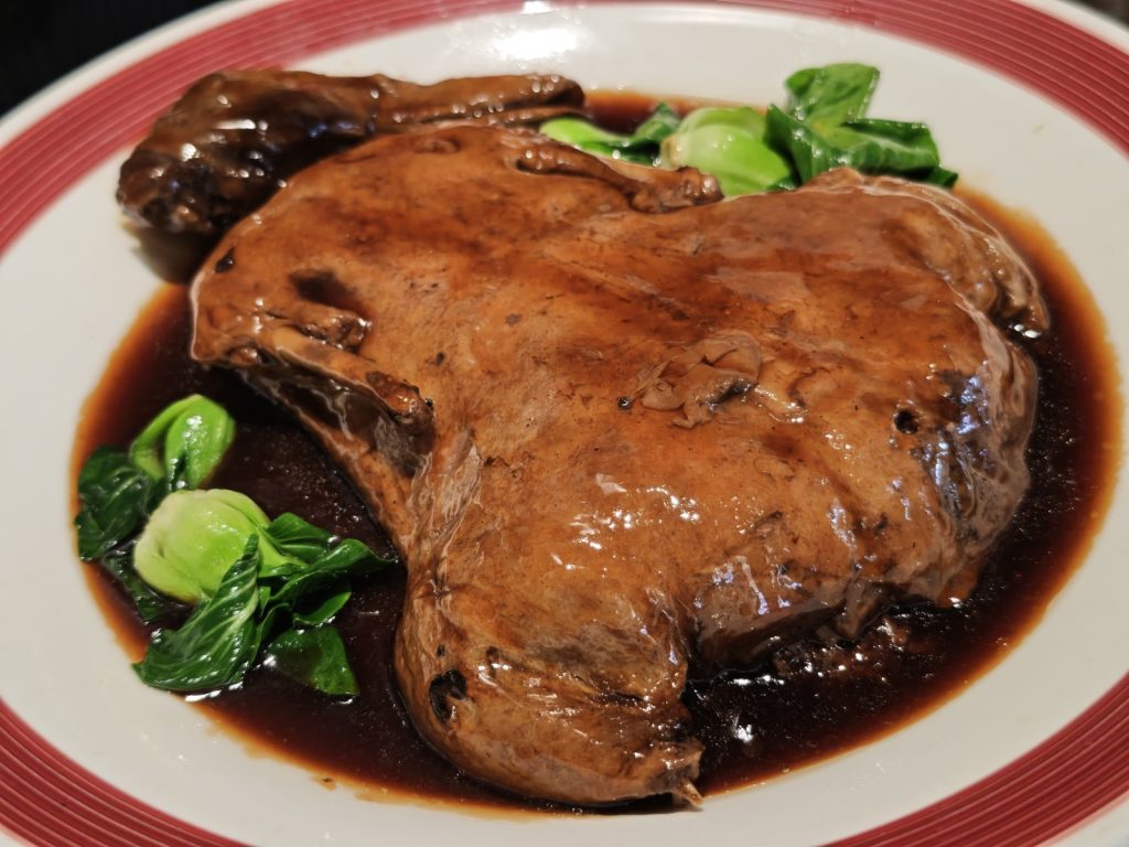 老正興扣鴨,軟爛入味的鴨肉裹濃稠醬汁搭配小油菜