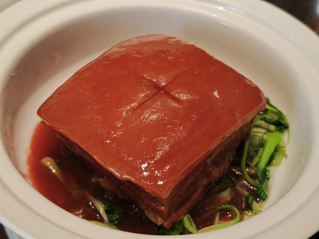 老正興醬方,方方正正的腐乳紅燒肉配小油菜,醬汁濃郁油亮