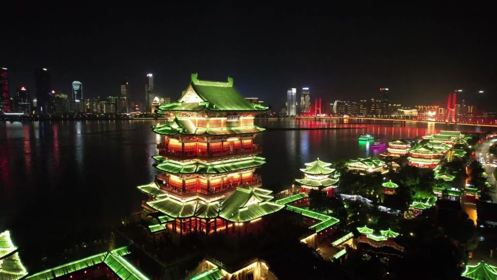 南昌滕王閣夜晚燈光璀璨，贛江畔千年名樓