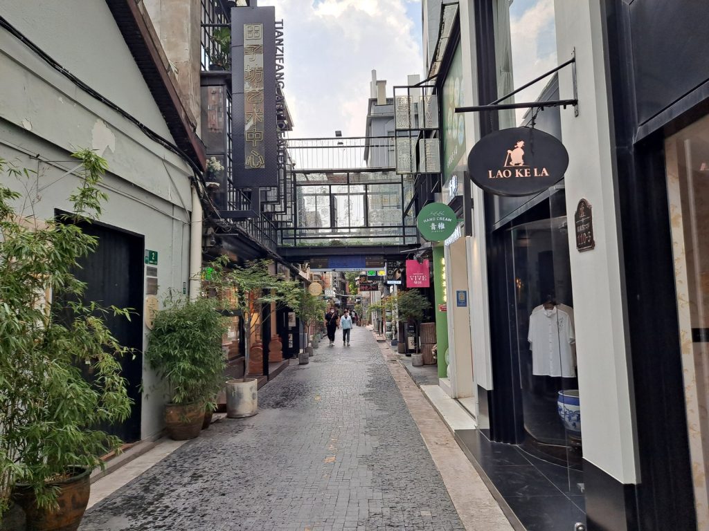 田子坊石庫門建築外觀，灰色磚牆拱形石門框