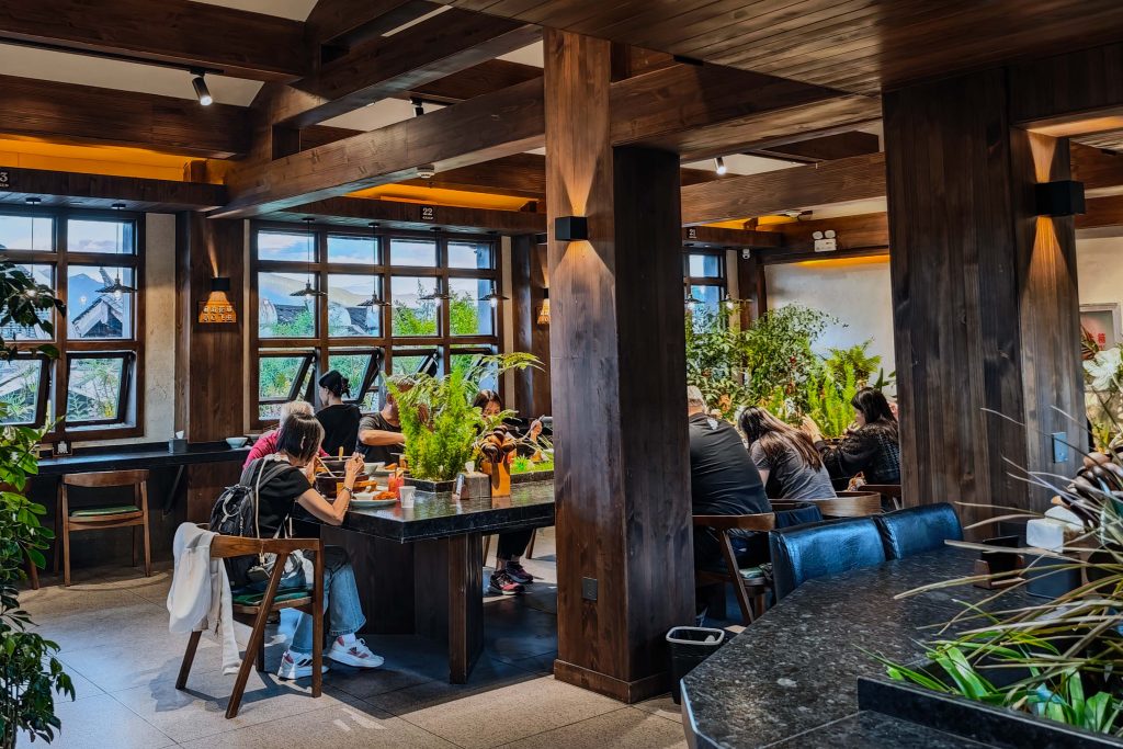 渣渣米線二樓靠窗用餐氛圍